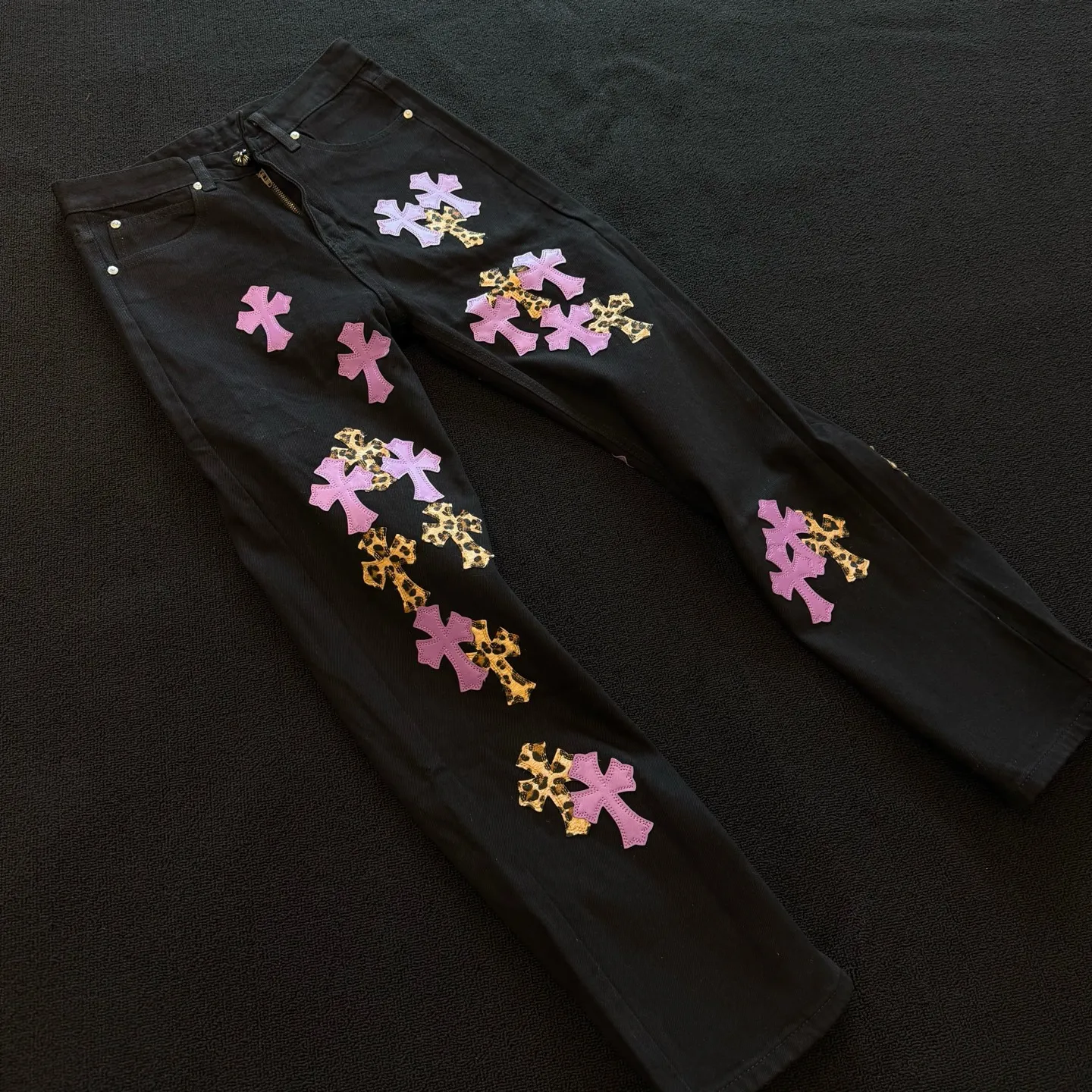 P260 model number: D382 Chrome hearts -CH Chrome hearts new purple leopard print cross-fit leather jeans SIZE#28 30 32 34 36 Size reference # Pants length 100 102 104 106 108 Waist 71 76 81 86 91 Hips 93 98 103 108 113
